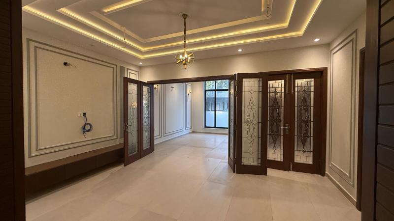 10 MARLA Luxury HOUSE AVAILABLE FOR SALE