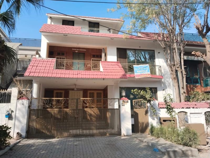 1 KANAL SUPERB LOCATION HOUSE AVAILABLE FOR SALE IN LAHORE 