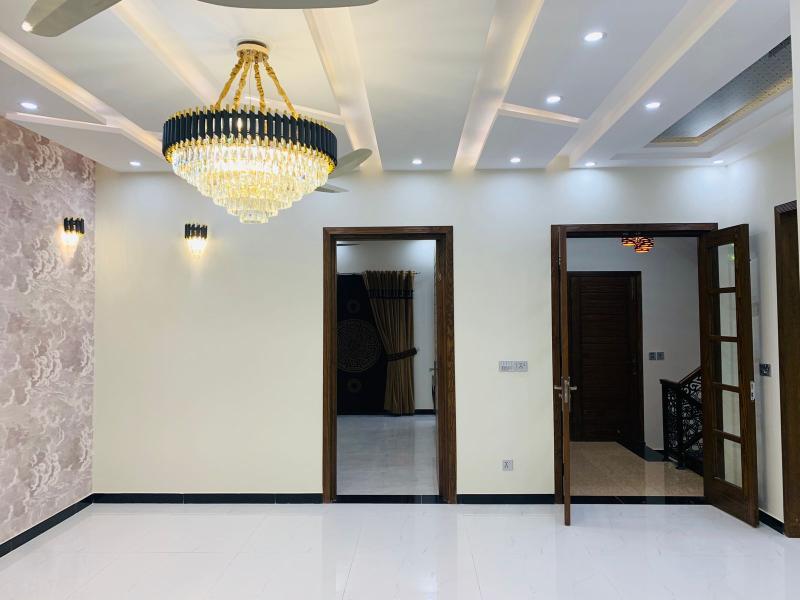  10 Marla Elegant House for Sale – Like New – Bahria Town Lahore