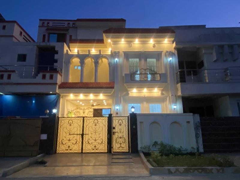 SEMI FURNISHED 5 MARLA  HOUSE AVAILABLE FOR SALE (AT REASONABLE PRICE) IN CITI HOUSING GUJRANWALA 