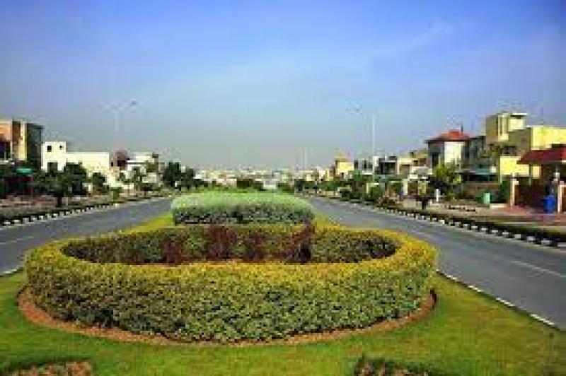 1 kanal plot for sale in Lake city , lahore ,Facing Park 