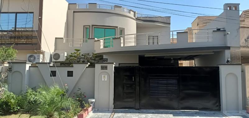 10 Marla Used House For Sale In DC Colony, Gujranwala